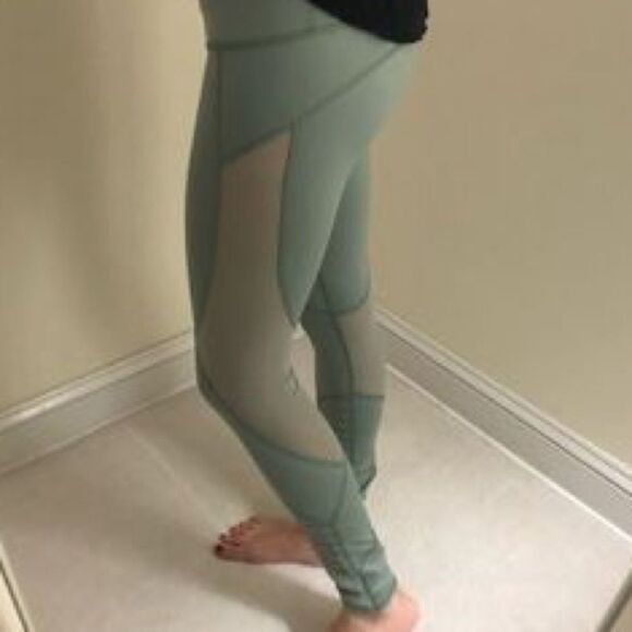 ✨HP✨Abercrombie & Fitch Legging with Mesh Panel✨ - Picture 3 of 6